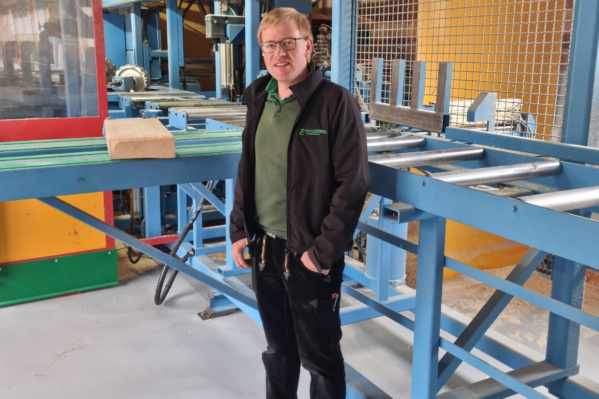 Grewer 木工和屋頂工程公司的老闆 Johannes Grewer 先生分享了使用 MC-DUR TopSpeed 工業地坪塗料的經驗。