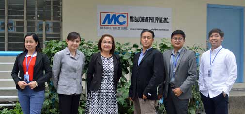 MC-Bauchemie Philippines Inc. 團隊與董事總經 Shirley Laurel女士 (左三) 在馬尼拉公司大樓前的合照。