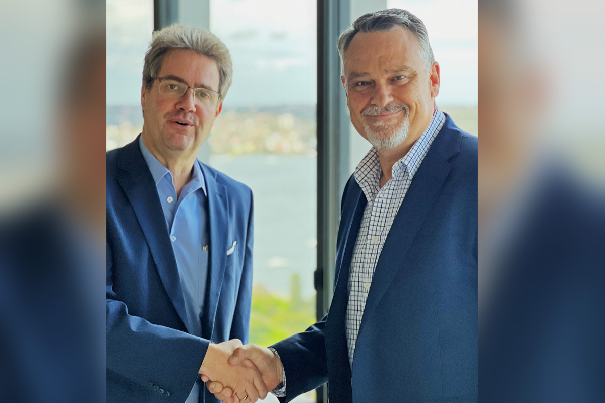 MC-Bauchemie 董事總經理 Ekkehard zur Mühlen 博士（左）與 BCS 董事總經理 Blair Edmonds 先生於2023年 12 月 1 日在雪梨簽署 MC-Bauchemie 收購 BCS 建築化學品貿易業務的合約，並握手合照。